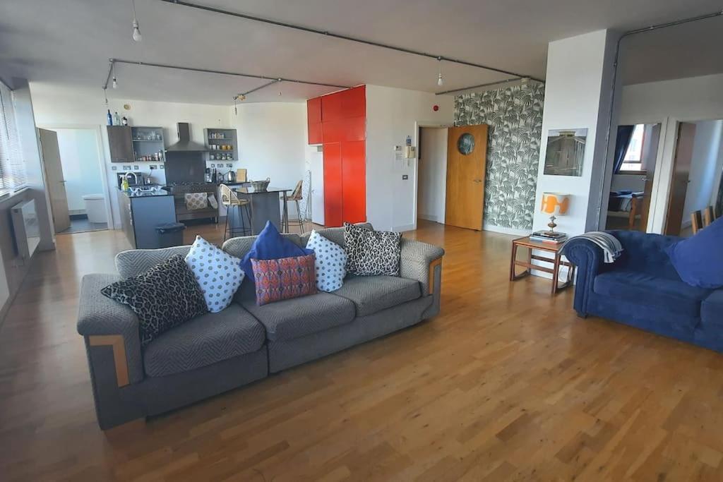 Trendy, Urban Open Plan Apartment Бристол Екстериор снимка