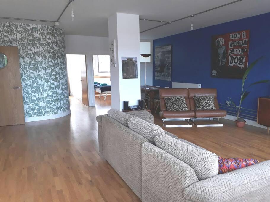 Trendy, Urban Open Plan Apartment Бристол Екстериор снимка